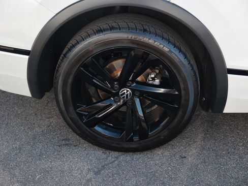 Used 2023 Volkswagen Tiguan SE R-Line image 9