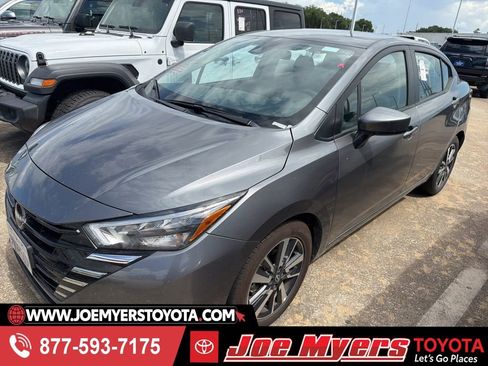Used 2025 Nissan Versa SV FWD image 1