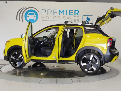 Used 2025 Nissan Kicks SR w/ Illumination Package image 5