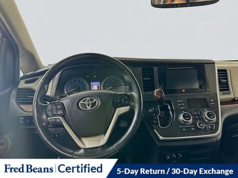 Used 2017 Toyota Sienna Limited Premium image 24