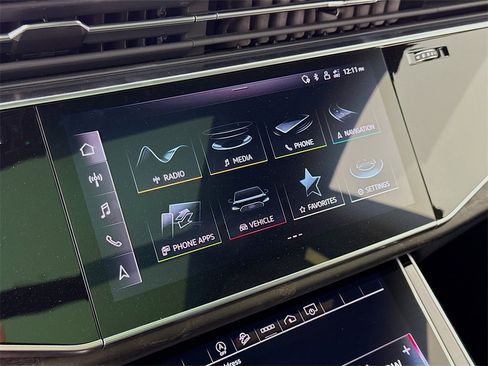 Used 2023 Audi Q8 Premium image 16