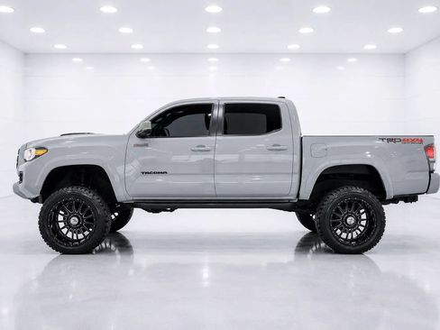 Used 2020 Toyota Tacoma TRD Sport AWD/4WD image 2