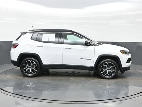Used 2025 Jeep Compass Limited image 7