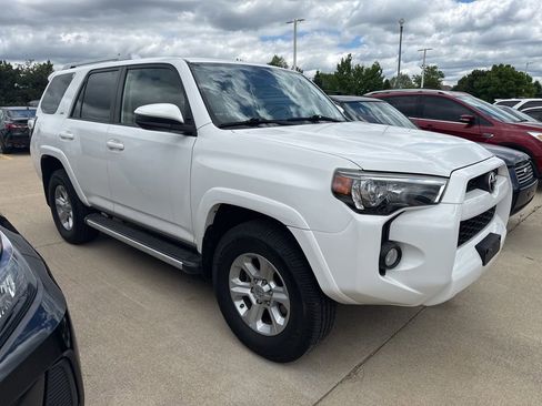 Used 2017 Toyota 4Runner SR5 AWD/4WD image 3