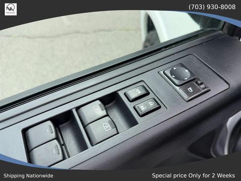 Used 2011 Nissan Titan SL w/ SL Technology Pkg AWD/4WD image 11
