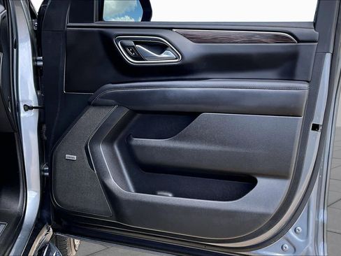 Used 2022 Chevrolet Suburban LT w/ Luxury Package RWD image 23