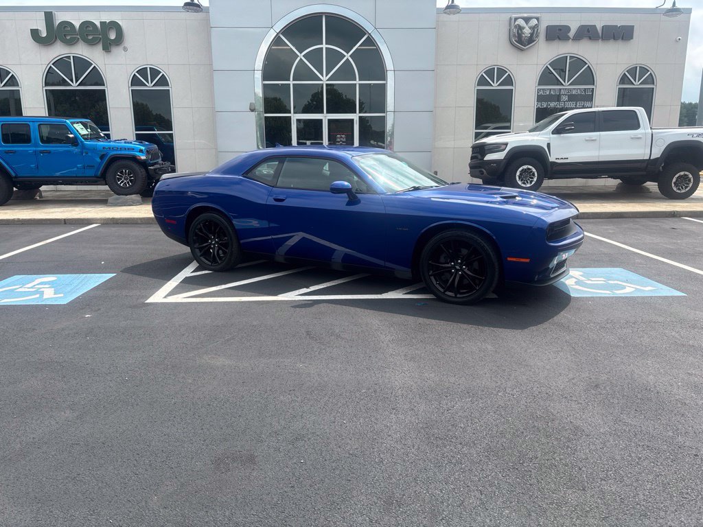 Used 2018 Dodge Challenger R/T w/ Blacktop Package RWD image 2