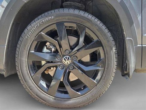 Used 2023 Volkswagen Taos SE w/ Panoramic Sunroof Package FWD image 27