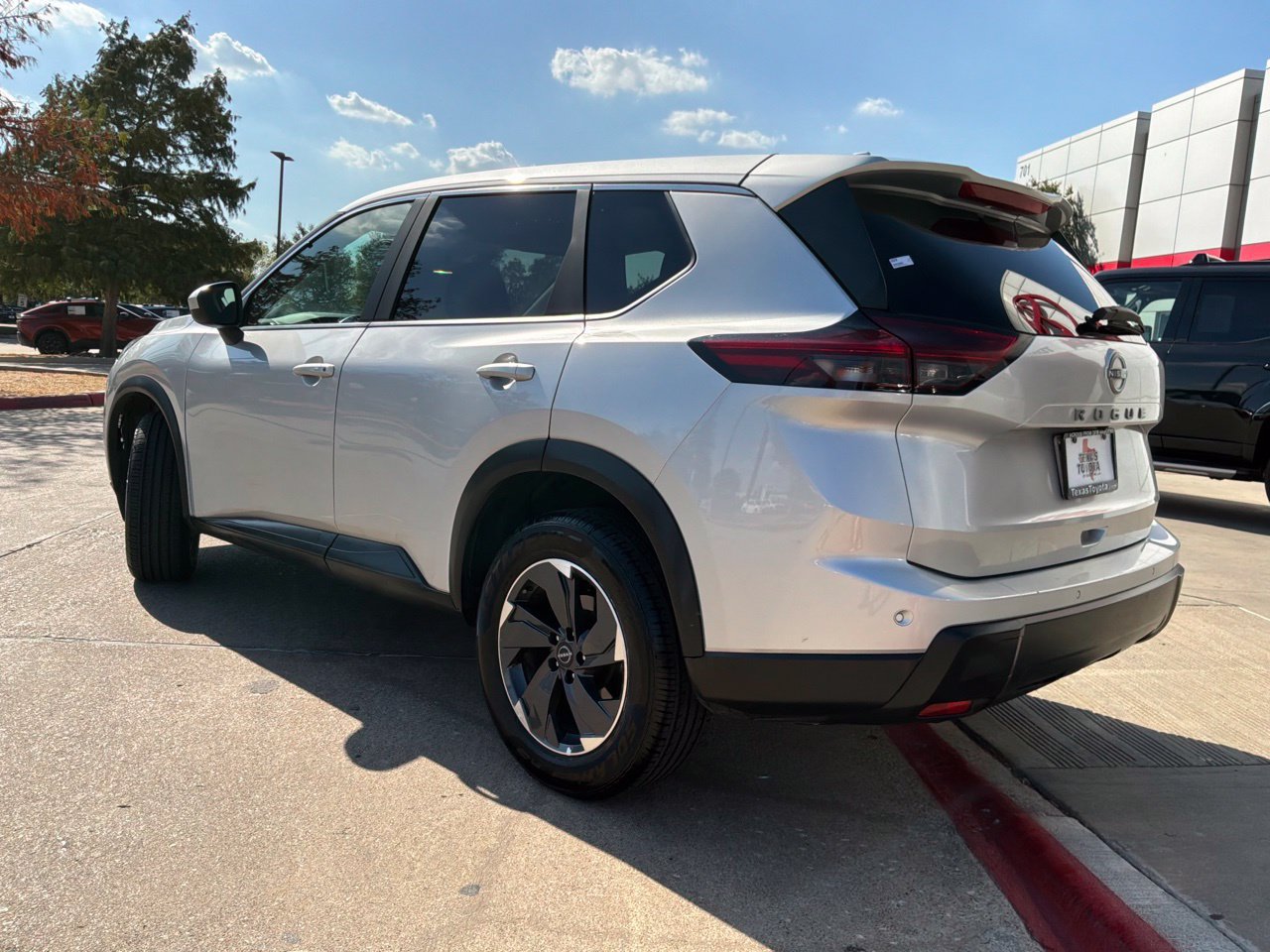 Used 2025 Nissan Rogue SV FWD image 8
