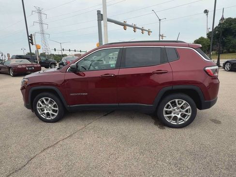 Used 2022 Jeep Compass Latitude w/ Sun and Sound Group AWD/4WD image 5