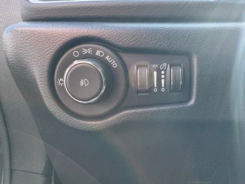 Used 2025 Chrysler Pacifica Select FWD image 25