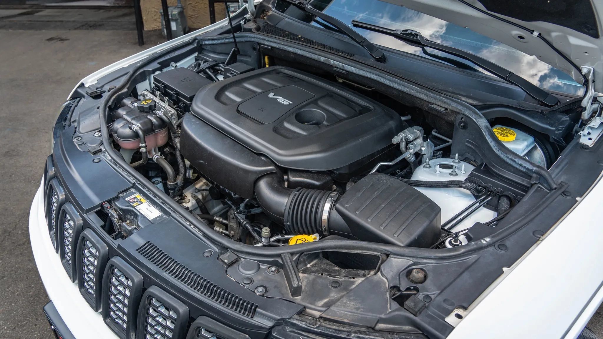 Used 2018 Jeep Grand Cherokee Altitude AWD/4WD image 11