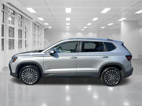 Used 2025 Volkswagen Taos SE FWD image 8