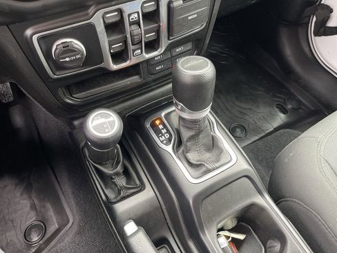 Used 2022 Jeep Gladiator Willys image 16