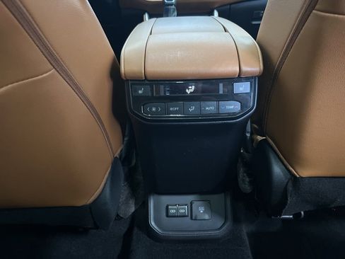 Used 2024 Toyota Highlander Platinum AWD/4WD image 26