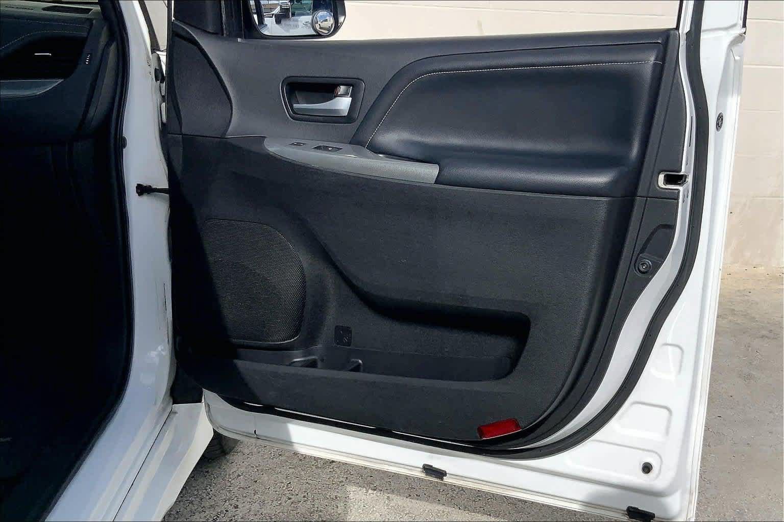 Used 2015 Toyota Sienna SE FWD image 28