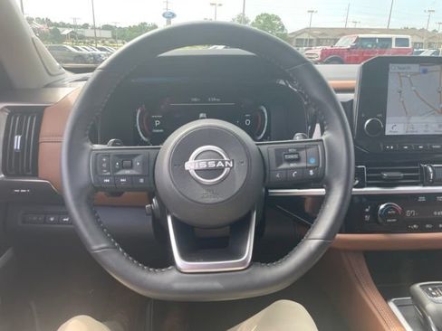 Used 2025 Nissan Pathfinder Platinum FWD image 19