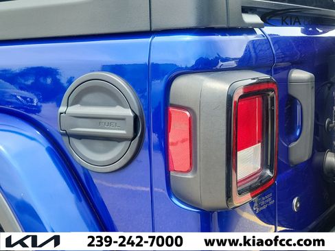 Used 2018 Jeep Wrangler Unlimited Sahara AWD/4WD image 9