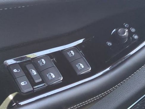 Used 2023 Jeep Grand Cherokee Overland w/ Luxury Tech Group IV image 20