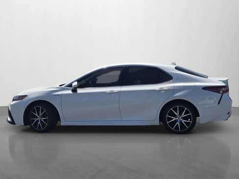 Used 2021 Toyota Camry SE FWD image 3
