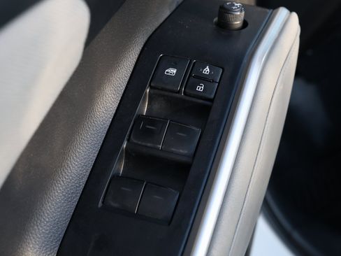 Used 2023 Toyota Highlander L image 27