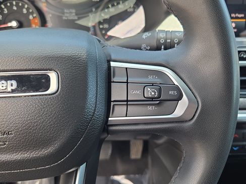 Used 2023 Jeep Compass Latitude AWD/4WD image 17