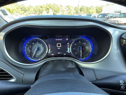 Used 2025 Chrysler Pacifica Limited FWD image 31