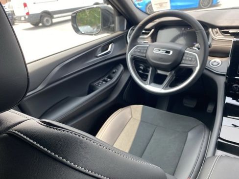 New 2025 Jeep Grand Cherokee L Altitude image 34