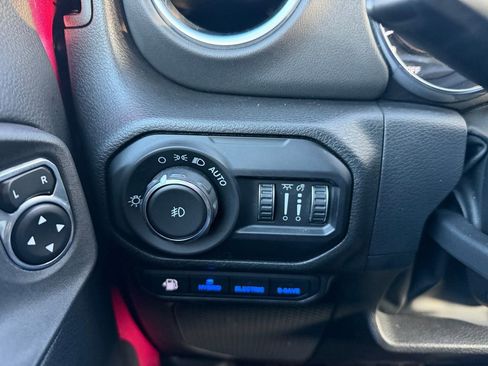 Used 2022 Jeep Wrangler Unlimited Sahara w/ Cold Weather Group image 18