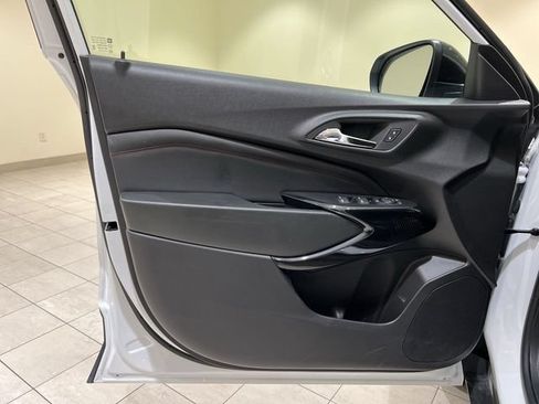 Used 2025 Chevrolet Trax RS FWD image 20