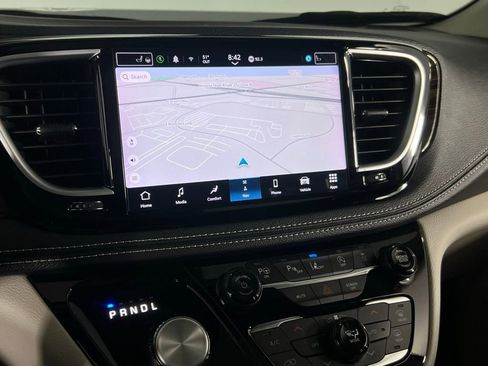 Certified 2024 Chrysler Pacifica Limited image 17