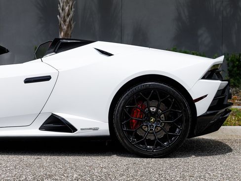 Used 2021 Lamborghini Huracan EVO RWD image 19