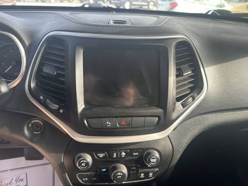 Used 2015 Jeep Cherokee Latitude w/ Cold Weather Group FWD image 18