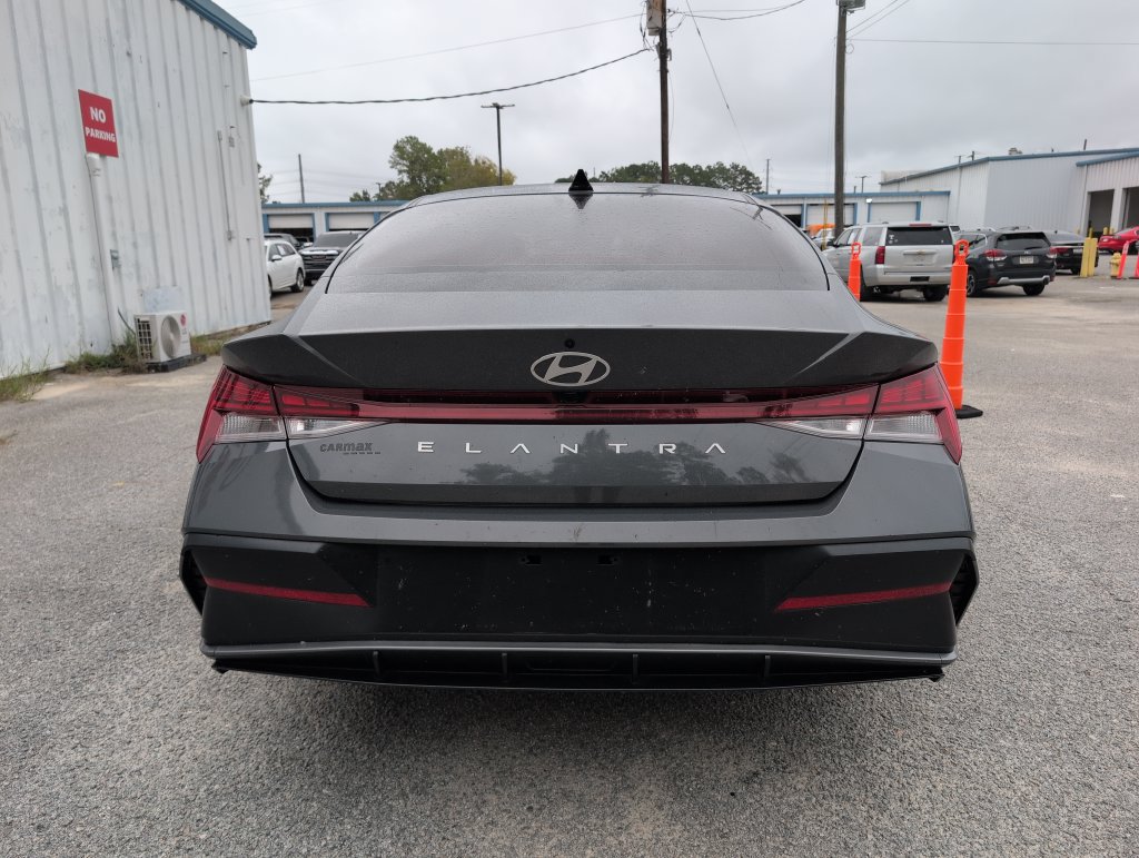 Used 2025 Hyundai Elantra SEL FWD image 7
