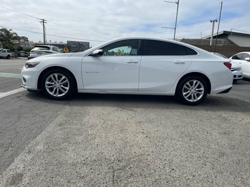 Used 2018 Chevrolet Malibu LT FWD image 2