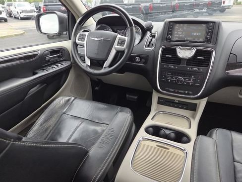 Used 2014 Chrysler Town & Country Limited w/ Luxury Group FWD image 29