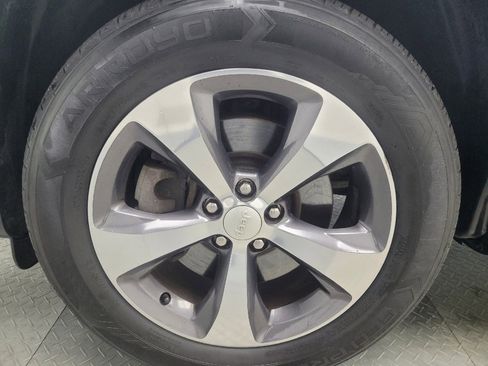 Used 2019 Jeep Cherokee Limited AWD/4WD image 31