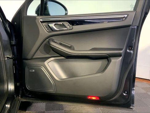 Used 2025 Porsche Macan image 26