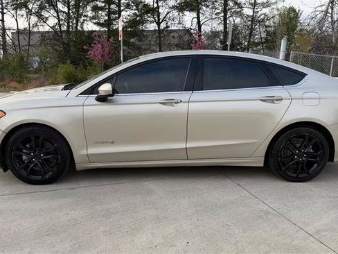 Used 2018 Ford Fusion SE w/ Equipment Group 601A image 2