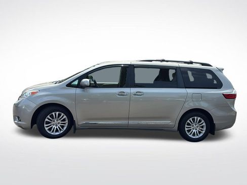 Used 2017 Toyota Sienna XLE w/ XLE Navigation Package FWD image 4