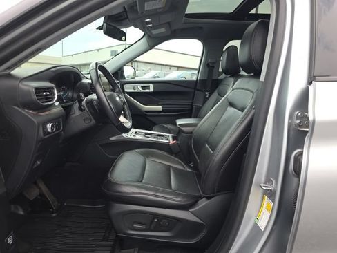 Used 2021 Ford Explorer Limited w/ Equipment Group 301A AWD/4WD image 14