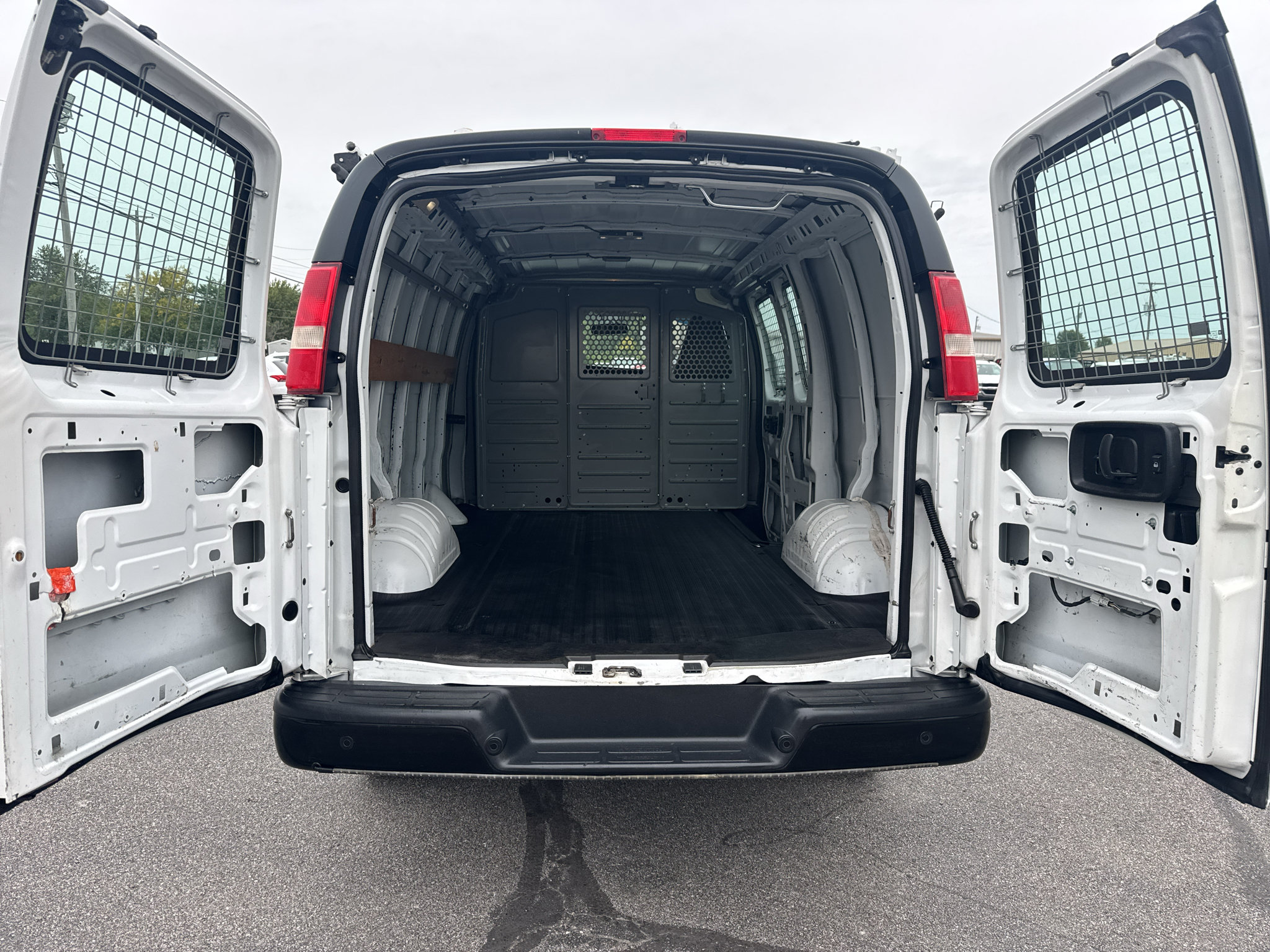 Used 2017 Chevrolet Express 2500 RWD image 9