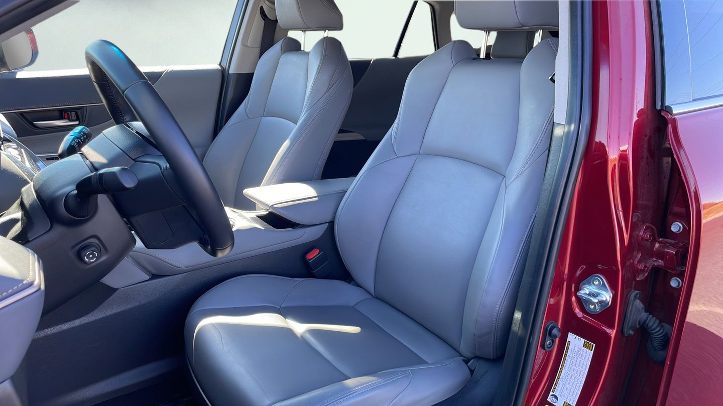 Certified 2024 Toyota Venza XLE AWD/4WD image 9