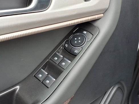 Used 2025 Ford Explorer Active AWD/4WD image 18