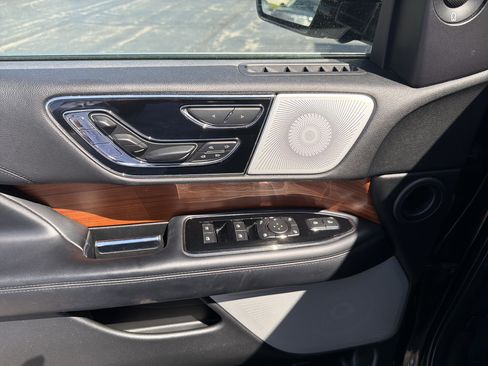 Used 2019 Lincoln Navigator Reserve AWD/4WD image 17