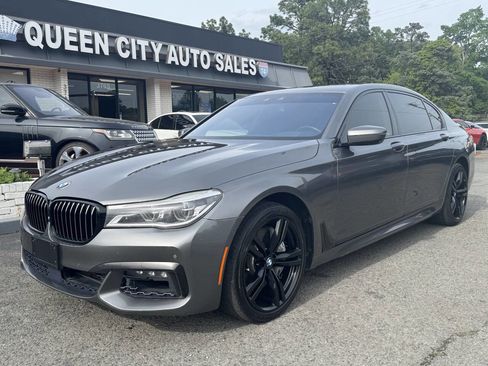Used 2017 BMW 750i RWD image 2