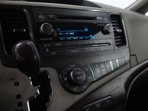 Used 2012 Toyota Sienna XLE image 20