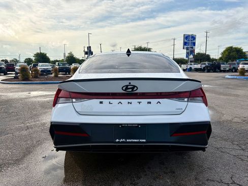 Used 2025 Hyundai Elantra Limited FWD image 4