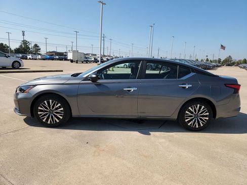 Used 2025 Nissan Altima 2.5 SV image 8