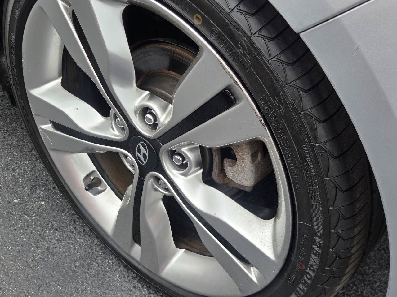 Used 2017 Hyundai Veloster Value Edition FWD image 10